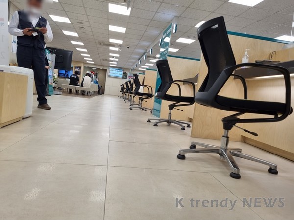 하나은행은 창구 앞  빈 의자를 두고 순서를 기다리는 고객들이 불편함을 호소하고 있다./사진=K trendy NEWS DB.