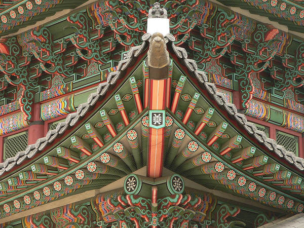 궁궐 전각들에는 왕의 신명을 상징하고 신과 상통한다는 의미로 원색 단청을 입혔다. 사진출처=위키백과