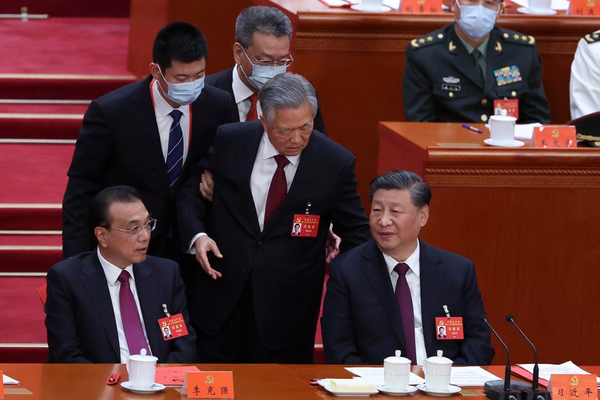 중국공산당 20차 전국대표대회에서 시진핑의 국가주석직 3연임이 확정되면서 폐막행사에 참석해있던 후진타오가 수행원에게 끌려 퇴장당하고 있다. 사진출처=CNN TV News 화면 갈무리