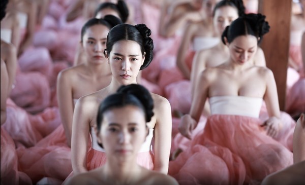 연산군 시대 독재의 산물인 채홍사의 악행을 담은 영화 ‘간신’의 한 장면. 사진출처=영화 ‘간신’ 스틸 컷. 
