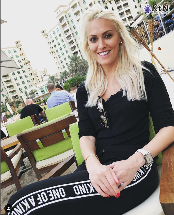 온라인에서 Supercar Blondie로 알려진 Alexandra Mary "Alex" Hirschi(née Darvall, 1985년 9월 21일 출생)는 아랍 에미레이트 두바이에 거주하는 호주의 소셜 미디어 유명인사이며, 사회자 및 동영상 블로거이다./사진=Alex Hirschi/Supercar Blondie Instagram