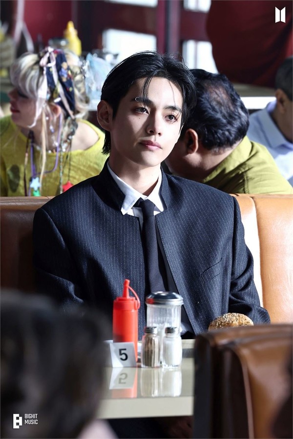 세계에서 가장 잘생긴 남자' 1위' 방탄소년단 뷔, '벌크업도 뿜뿜' 軍 ..., حجم الصورة 600x900