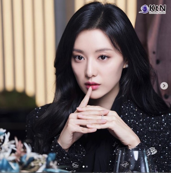 더후, 새 뮤즈 김지원과 첫 화보 공개—럭셔리 뷰티의 새 장을 열다... 더후, 새 뮤즈 김지원과 첫 화보 공개—럭셔리 뷰티의 새 장을 열다
