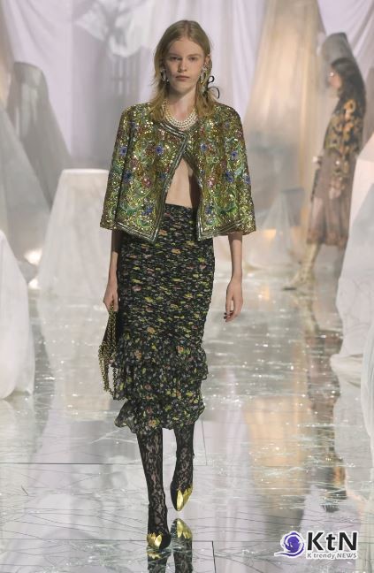 Alessandro Michele의 Valentino에서 선보인 2025년 봄/여름 컬렉션은 패션계를 넘어 뷰티 트렌드에도 큰 영향을 미치는 순간이었다. /사진= Valentino, K trendy NEWS DB ⓒ케이 트렌디뉴스 무단전재 및 수집, 재배포금지