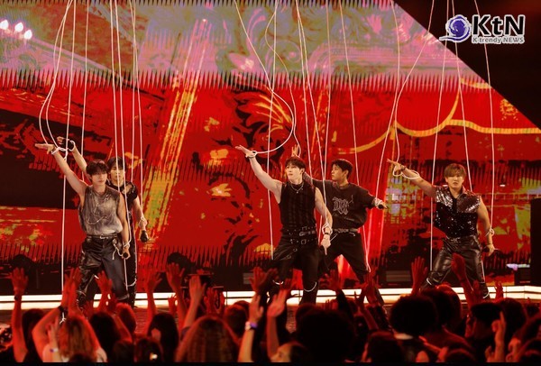 스트레이 키즈, '아메리칸 뮤직 어워드'에서 엔싱크 트리뷰트 무대로 美 관객 열광 사진=2024.10. 07  아메리칸 뮤직 어워즈, World Music Awards  엑스 갈무리   K trendy NEWS DB ⓒ케이 트렌디뉴스 무단전재 및 수집, 재배포금지