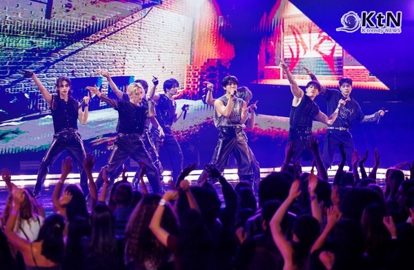 스트레이 키즈, '아메리칸 뮤직 어워드'에서 엔싱크 트리뷰트 무대로 美 관객 열광 사진=2024.10. 07  아메리칸 뮤직 어워즈, World Music Awards  엑스 갈무리   K trendy NEWS DB ⓒ케이 트렌디뉴스 무단전재 및 수집, 재배포금지