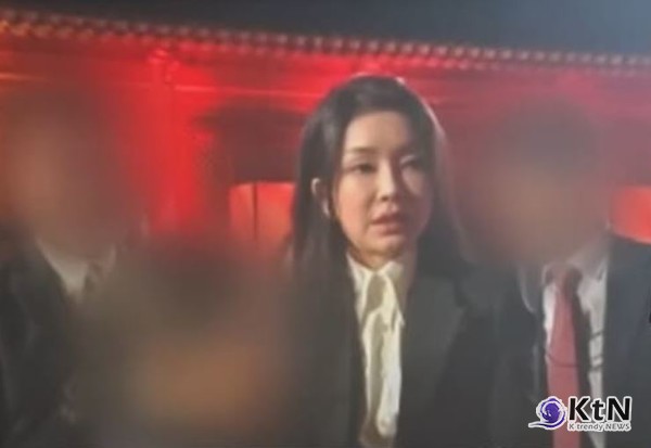 김건희 여사의 '황제관람' 논란이 커지면서, KTV가 진행한 국악 공연과 관련된 특혜 의혹과 예산 낭비에 대한 비판이 거세지고 있다. 사진= JTBC 방송 갈무리, K trendy NEWS DB ⓒ케이 트렌디뉴스 무단전재 및 수집, 재배포금지