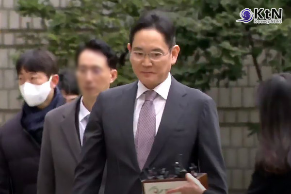 삼성전자가 이번 위기 속에서도 글로벌 시장에서의 기술 패권을 유지할 수 있을지는 이재용 회장의 리더십과 법적 리스크 해소, 반도체 부문의 회복에 달려 있다. 사진=2024.02.05  유튜브 갈무리 / 편집 K trendy NEWS DB ⓒ케이 트렌디뉴스 무단전재 및 수집, 재배포금지