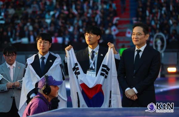 [KtN 박준식기자] 프랑스 리옹에서 개최된 ‘2024 국제기능올림픽’은 기술 인재의 중요성과 기업의 사회적 역할을 다시금 조명한 자리였다. 삼성전자의 이재용 회장은 이 대회의 폐회식에 참석하며 기술 강국 대한민국의 위상을 높이는 동시에, 미래 산업을 선도할 젊은 기술 인재 육성의 중요성을 강조했다.  /사진=삼성전자, K trendy NEW ⓒ케이 트렌디뉴스 무단전재 및 수집, 재배포금지