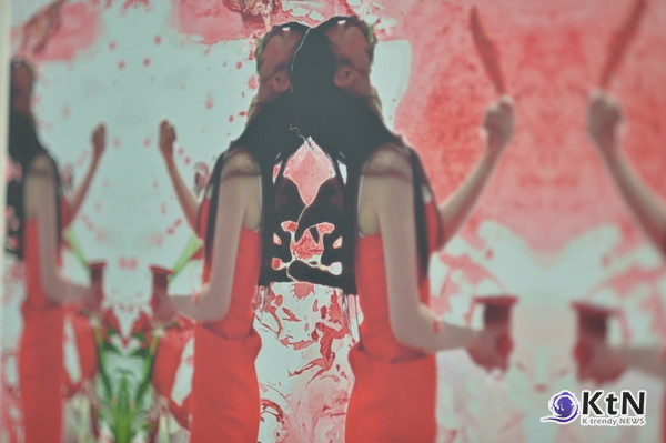 [KtN 박준식기자] 예술과 대중의 경계는 얼마나 유연하게 허물어질 수 있을까? 미디어 퍼포먼스 아티스트 미나가 명동 엘스타 팝업 스토어에서 선보인 전시는 이러한 질문에 대한 새로운 답을 제시한다.  /사진= K trendy NEWS DB ⓒ케이 트렌디뉴스 무단전재 및 수집, 재배포금지