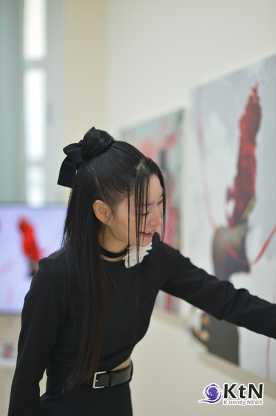 [KtN 박준식기자] 예술과 대중의 경계는 얼마나 유연하게 허물어질 수 있을까? 미디어 퍼포먼스 아티스트 미나가 명동 엘스타 팝업 스토어에서 선보인 전시는 이러한 질문에 대한 새로운 답을 제시한다.  /사진= K trendy NEWS DB ⓒ케이 트렌디뉴스 무단전재 및 수집, 재배포금지