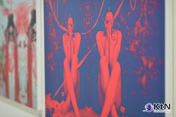 [KtN 박준식기자] 예술과 대중의 경계는 얼마나 유연하게 허물어질 수 있을까? 미디어 퍼포먼스 아티스트 미나가 명동 엘스타 팝업 스토어에서 선보인 전시는 이러한 질문에 대한 새로운 답을 제시한다.  /사진= K trendy NEWS DB ⓒ케이 트렌디뉴스 무단전재 및 수집, 재배포금지