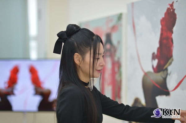 [KtN 박준식기자] 예술과 대중의 경계는 얼마나 유연하게 허물어질 수 있을까? 미디어 퍼포먼스 아티스트 미나가 명동 엘스타 팝업 스토어에서 선보인 전시는 이러한 질문에 대한 새로운 답을 제시한다.  /사진= K trendy NEWS DB ⓒ케이 트렌디뉴스 무단전재 및 수집, 재배포금지