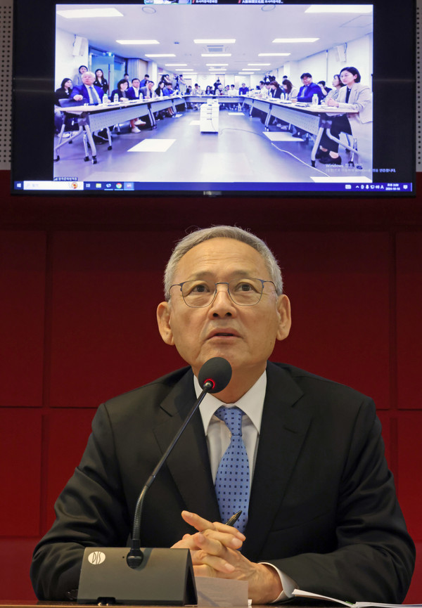 [KtN 박준식기자] 한강 작가의 노벨문학상 수상은 단순한 문학계의 영예를 넘어 한국문학의 국제적 입지를 재조명하는 계기가 되었다. /사진=문화체육관광부, K trendy NEWS ⓒ케이 트렌디뉴스 무단전재 및 수집, 재배포금지