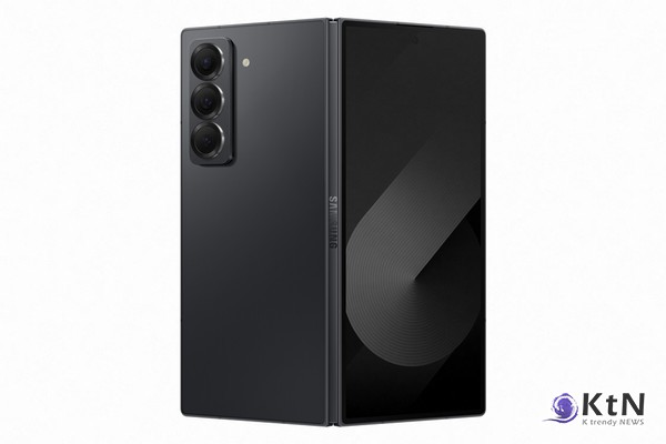 스마트폰이 단순한 전자기기를 넘어 신분의 상징으로 자리 잡은 것은 어제오늘 일이 아니다. /사진= 삼성전자 갤럭시 Z 폴드 스페셜 에디션 제품 사진, K trendy NEWS DB ⓒ케이 트렌디뉴스 무단전재 및 수집, 재배포금지