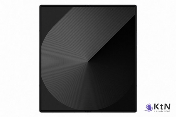 고가 스마트폰의 등장은 단순한 가격 문제로 그치지 않는다. 디지털 시대에서 스마트폰은 개인의 정보 접근, 교육, 직업적 기회, 그리고 사회적 연결망에 필수적인 도구로 자리잡았다./ 사진= 삼성전자 갤럭시 Z 폴드 스페셜 에디션 제품 사진, K trendy NEWS DB ⓒ케이 트렌디뉴스 무단전재 및 수집, 재배포금지