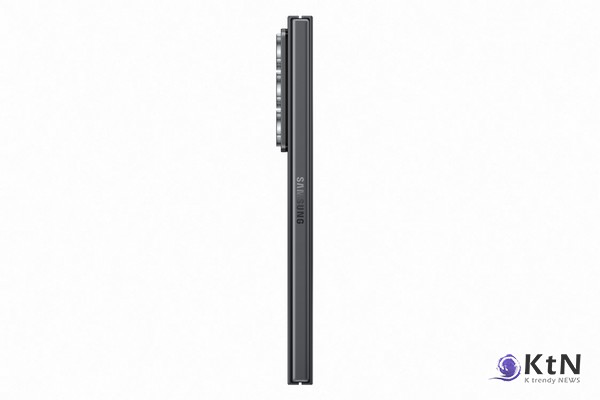 삼성전자가 출시한 최신 폴더블 스마트폰 ‘갤럭시 Z 폴드 스페셜 에디션’이 300만 원에 가까운 가격으로 등장하며, 스마트폰 시장에 새로운 변화의 바람을 일으키고 있다. /사진= 삼성전자 갤럭시 Z 폴드 스페셜 에디션 제품 사진, K trendy NEWS DB ⓒ케이 트렌디뉴스 무단전재 및 수집, 재배포금지