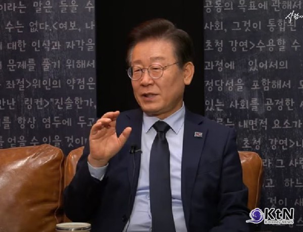 이 대표는 “현재 외교가 국익 중심이 아닌 타국 의존적 형태로 치우치고 있다”고 우려하며, 주체적이고 균형 잡힌 외교 전략의 필요성을 강조했다.사진=노무현재단 유튜브 갈무리, K trendy NEWS DB ⓒ케이 트렌디뉴스 무단전재 및 수집, 재배포금지