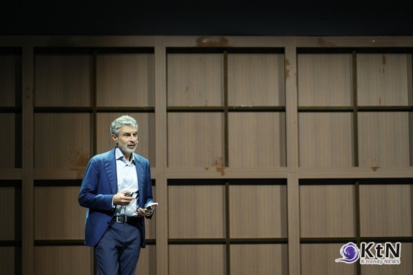 ‘삼성 AI 포럼 2024’에서 기조 강연을 하고 있는 캐나다 몬트리올 대학교 요슈아 벤지오 교수 /사진= 삼성전자., K trendy NEWS DB ⓒ케이 트렌디뉴스 무단전재 및 수집, 재배포금지