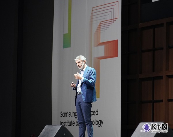 ‘삼성 AI 포럼 2024’에서 기조 강연을 하고 있는 캐나다 몬트리올 대학교 요슈아 벤지오 교수 /사진= 삼성전자., K trendy NEWS DB ⓒ케이 트렌디뉴스 무단전재 및 수집, 재배포금지