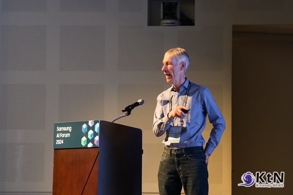 삼성전자 서울R&D캠퍼스에서 진행된 ‘삼성 AI 포럼 2024’에서 기조 강연을 하고 있는 옥스퍼드 시멘틱 테크놀로지스 공동 설립자 겸 영국 옥스퍼드 대학교 이안 호록스 교수
