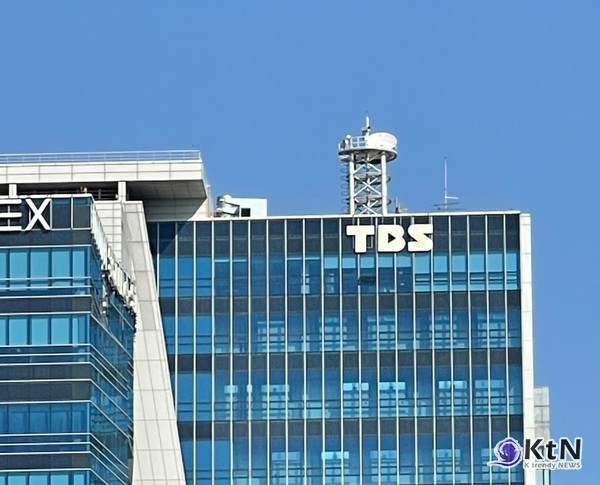 서울시 미디어재단 TBS가 재정난에 빠지며 긴급 호소문을 발표한 가운데, 이 문제는 단순히 한 방송사의 존폐를 넘어 시민의 공공 안전과 권익을 지키는 ‘공공 방송’의 미래에 대한 중요한 질문을 던지고 있다./사진=TBS, K trendy NEWS DB ⓒ케이 트렌디뉴스 무단전재 및 수집, 재배포금지