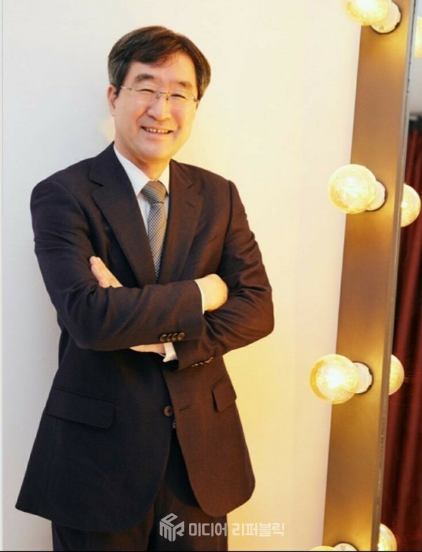 성신여자대학교 김주덕 교수는 한국 화장품 기업들이 이를 위해 친환경 포장재, 지속 가능한 성분, 그리고 윤리적 생산 과정을 적극 도입할 것을 권고한다. /사진=K trendy NEWS ⓒ케이 트렌디뉴스 무단전재 및 수집, 재배포금지