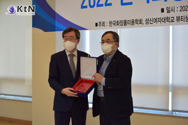 KSCC 추계학술대회에 앞서 김주덕 교수는 학회지가 KCI(한국학술지인용색인)의 ‘등재학술지’ 선정에 많은 기여를 하여 협회측으로부터 공로패 수여했다.사진=K trendy NEWS DB ⓒ케이 트렌디뉴스 무단전재 및 수집, 재배포금지