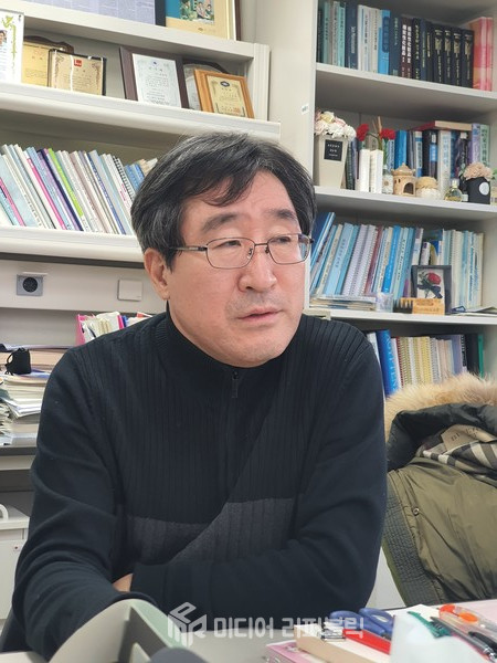 김주덕 교수는 K-뷰티가 세계 시장에서 경쟁력을 유지하기 위해서는 정부 차원의 정책적 지원이 필수적이라고 강조한다. /사진=K trendy NEWS ⓒ케이 트렌디뉴스 무단전재 및 수집, 재배포금지 