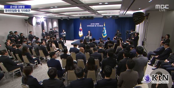 140분간 대국민 담화와 기자회견은 국민과의 소통보다는 의혹에 대한 책임 회피와 해명의 연속으로, 회견의 목적이 무엇인지 의문을 낳았다.사진=MBC 유투브 갈무리, K trendy NEWS DB ⓒ케이 트렌디뉴스 무단전재 및 수집, 재배포금지