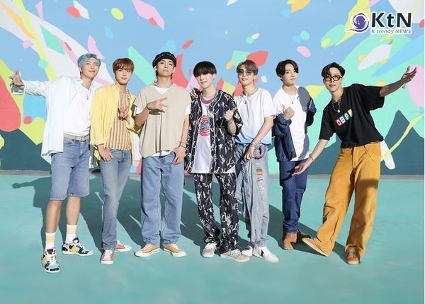 방탄소년단, 역사적 18억 뷰 돌파 '다이너마이트'로 K-팝 역사 새로 쓰다 사진=2024.02.23  빅히트 / 편집 K trendy NEWS DB ⓒ케이 트렌디뉴스 무단전재 및 수집, 재배포금지