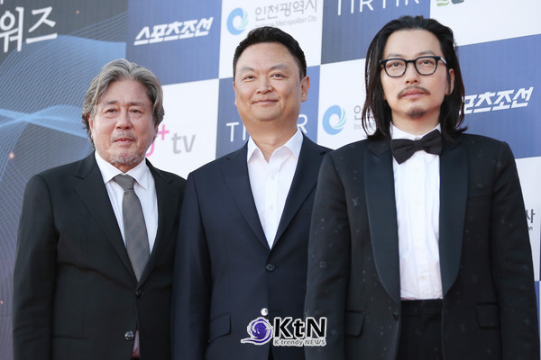 [KtN 포토] 최민식·강윤성 ·이동휘의 카지노 드라마 최우수작품상 수상 / 제 2회 청룡시리즈어워즈(BSA)에 레드카펫에 '카지노' 팀이 등장했다. / 사진=K trendy NEWS. ⓒ케이 트렌디 뉴스 무단전재 및 수집, 재배포 금지