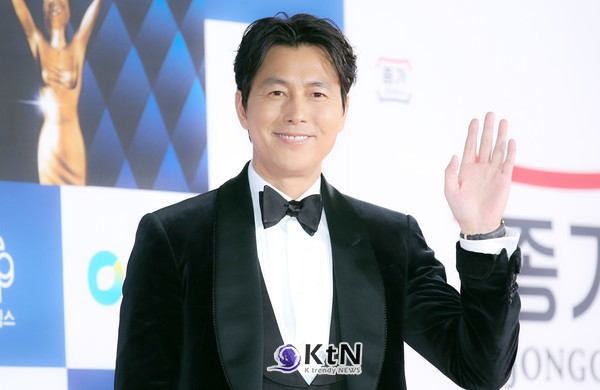 제 43회 청룡영화상에서 신인감독상은 '이정재'감독에게 돌아갔으며, '정우성'이 대리수상했다. / 사진=K trendy NEWS. ⓒ케이 트렌디 뉴스 무단전재 및 수집, 재배포 금지