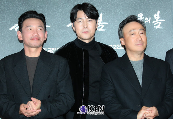 영화 '서울의 봄' 쇼케이스에 배우 '황정민', '정우성', '이성민'이 포토월에서 포즈를 취하고있다. / 사진=K trendy NEWS. ⓒ케이 트렌디 뉴스 무단전재 및 수집, 재배포 금지