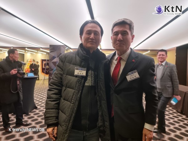  '2023 뉴질랜드 아시아태평양영화제' 감독상을 수상한 문신구 감독과 이강덕 포항시장/사진=K trendy NEWS DB ⓒ케이 트렌디뉴스 무단전재 및 수집, 재배포금지