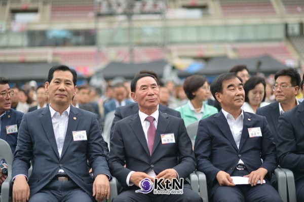 경기도체육회 이원성 회장(가운데)를 비롯해 31개 시군 단체장과 국회의원, 도의원, 경기종목단체장, 체육관계자가 참석했다./사진=K trendy NEWS DB ⓒ케이 트렌디뉴스 무단전재 및 수집, 재배포금지