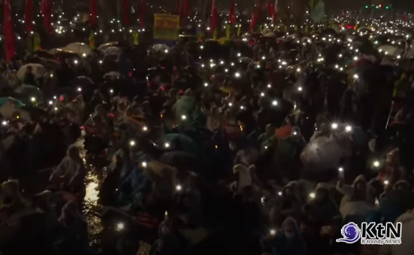 대학생들 역시 대자보와 SNS 캠페인을 통해 집회에 동참하며, 젊은 세대의 목소리를 드러냈다. /사진=델리민주 유튜브 갈무리, K trendy NEWS ⓒ케이 트렌디뉴스 무단전재 및 수집, 재배포금지