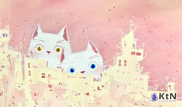 분홍빛 도시와 두 마리의 고양이가 나타나는 작품은 따뜻한 색감과 섬세한 구성으로 눈길을 끈다. 사진=K trendy NEWS ⓒ케이 트렌디뉴스 무단전재 및 수집, 재배포금지