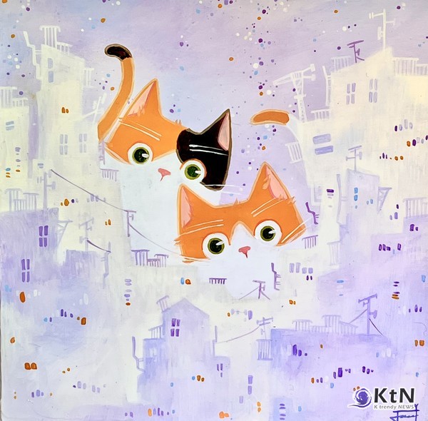 보라색 배경과 주황빛 고양이가 대비를 이루며, 고요하지만 생동감 있는 도시 풍경을 만든다. 사진=K trendy NEWS ⓒ케이 트렌디뉴스 무단전재 및 수집, 재배포금지