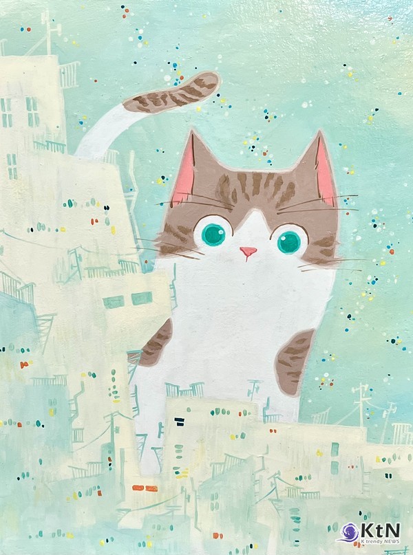 건물의 창문에서 새어나오는 미세한 빛과 고양이의 빛나는 눈동자는 도시의 어둠 속 생명감을 표현한다. 사진=K trendy NEWS ⓒ케이 트렌디뉴스 무단전재 및 수집, 재배포금지