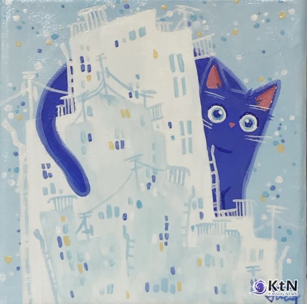 건물의 세밀한 묘사와 불빛처럼 표현된 점들은 도시의 생기를 상징하며, 고양이의 활발한 시선은 밤의 고요 속 작은 움직임을 강조한다. 사진=K trendy NEWS ⓒ케이 트렌디뉴스 무단전재 및 수집, 재배포금지