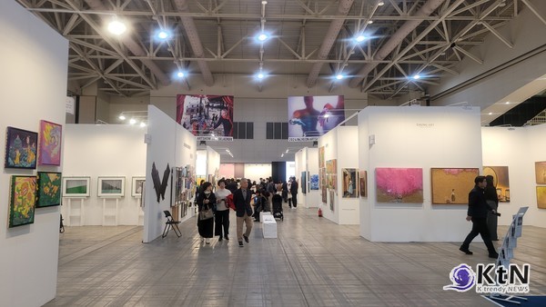 인천아트쇼 2024에서 정영화는 밤의 정서를 담은 작업으로 현대 회화의 새로운 가능성을 제시하며, 관람객을 서정적 도시의 밤으로 초대한다. 사진=K trendy NEWS ⓒ케이 트렌디뉴스 무단전재 및 수집, 재배포금지