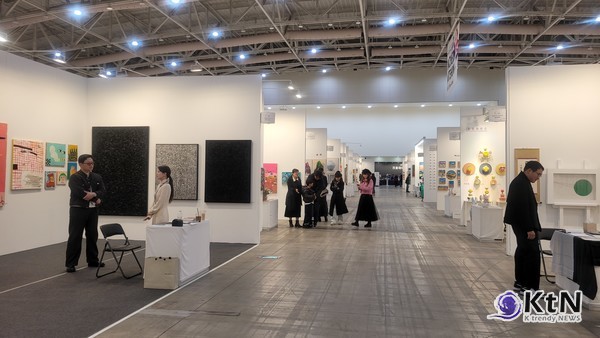 인천아트쇼 2024에서 선보이는 작업은 "삶과 관계는 어떻게 만들어지는가?"라는 깊은 질문을 던지며 관람객에게 철학적 성찰을 유도한다.  사진=K trendy NEWS ⓒ케이 트렌디뉴스 무단전재 및 수집, 재배포금지 