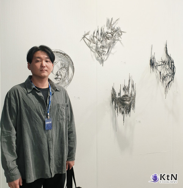 권동주 작가는 철사라는 독특한 매체를 통해 기억과 인간관계를 탐구하며, 관람자에게 존재의 본질과 추억의 조각들을 성찰할 기회를 제공한다. 권동주 작가.  사진=K trendy NEWS DB ⓒ케이 트렌디뉴스 무단전재 및 수집, 재배포금지