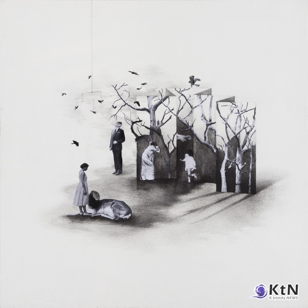 희망은 비틀리고 당신을 기다리며 부른다. collage and pencil, stone powder on fabric. 112.1x112.1cm. 2015  염지희 작가.  사진=K trendy NEWS DB ⓒ케이 트렌디뉴스 무단전재 및 수집, 재배포금지