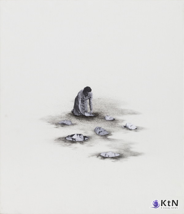 당신은 그것들이 사라지게 놔둔다. collage and pencil, stone powder on fabric. 53x45cm. 2015  염지희 작가.  사진=K trendy NEWS DB ⓒ케이 트렌디뉴스 무단전재 및 수집, 재배포금지