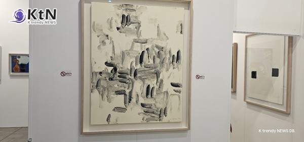 한국 미술계를 대표하는 이우환과 박서보의 작품들이 인천아시아아트쇼2023에서 특별 전시되고 있다. 이들의 독창적인 작품은 한국 현대 미술의 진수를 보여주며, 국내외 예술 애호가들의 눈길을 끌고 있다.