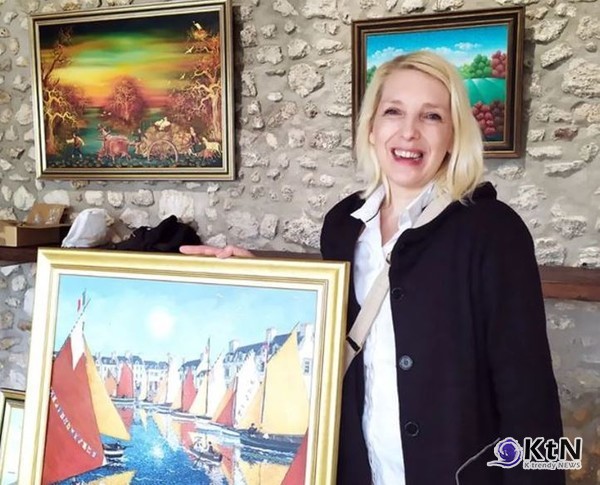 파비엔느의 작업은 아버지의 유산을 단순히 반복하지 않는다. 그녀는 대담한 색채와 현대적 구성으로 도시의 새로운 얼굴을 그려낸다.  사진=fabienne.delacroix 인스타, K trendy NEWS DB ⓒ케이 트렌디뉴스 무단전재 및 수집, 재배포금지