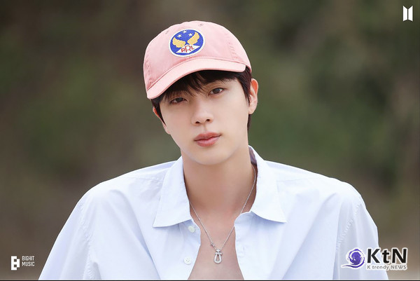 방탄소년단 진, 첫 솔로 앨범으로 빌보드 '톱 5' 진입…'해피'로 글로벌 인기 입증 사진=2024 11.24 BTS_officia 엑스 갈무리 K trendy NEWS DB ⓒ케이 트렌디뉴스 무단전재 및 수집, 재배포금지