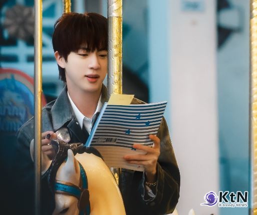 방탄소년단 진, 첫 솔로 앨범으로 빌보드 '톱 5' 진입…'해피'로 글로벌 인기 입증 사진=2024 11.24 BTS_officia  팬클럽 엑스 갈무리 K trendy NEWS DB ⓒ케이 트렌디뉴스 무단전재 및 수집, 재배포금지 